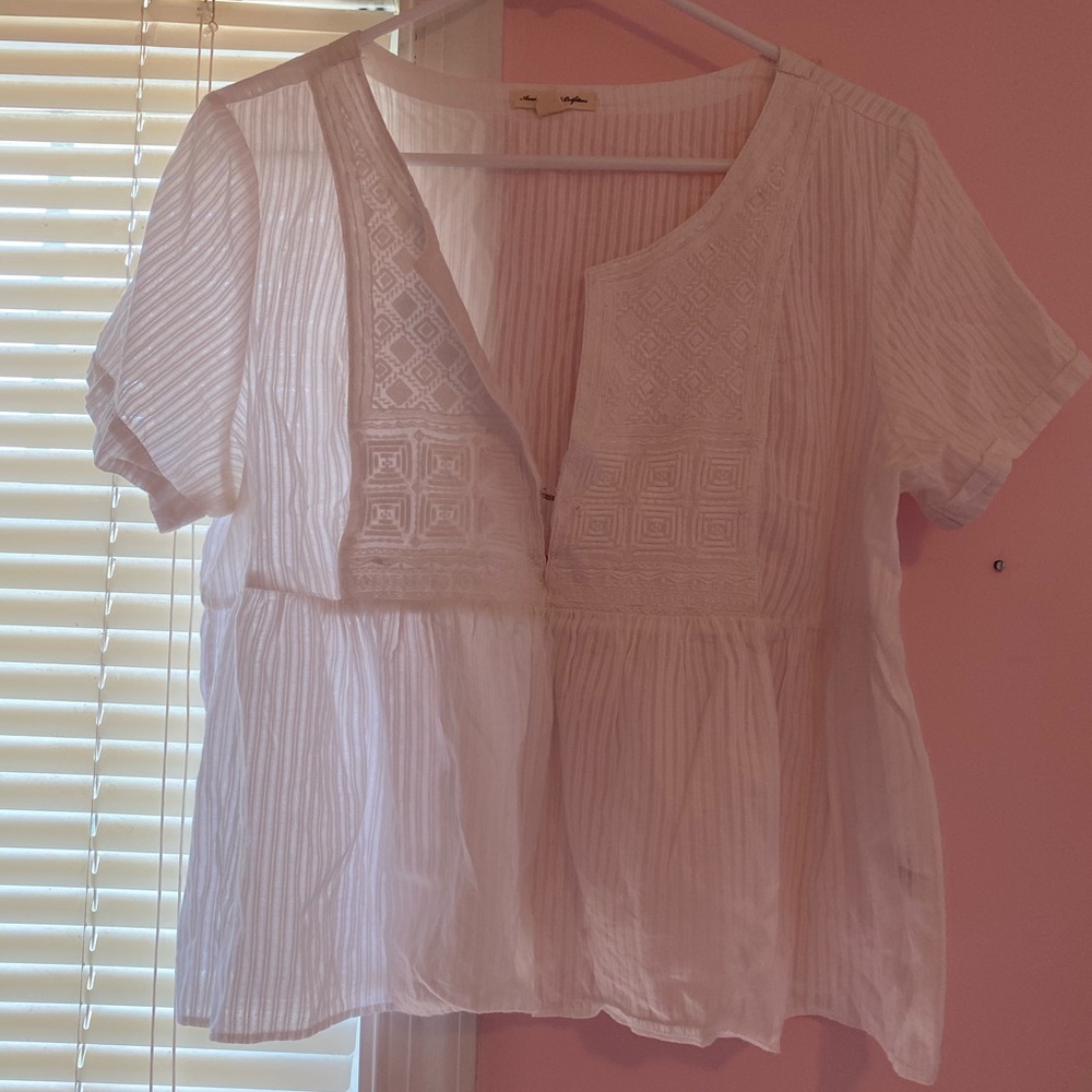 AE white top